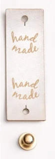 Koženkový štítok Handmade – perleťový, 60 × 20 mm, so zapínaním