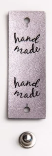 Koženkový štítok Handmade – lila, 60 × 20 mm, so zapínaním